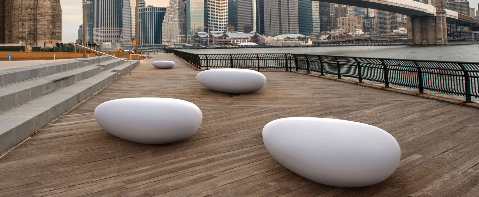 Banco polivalente STONE para parques y espacios públicos