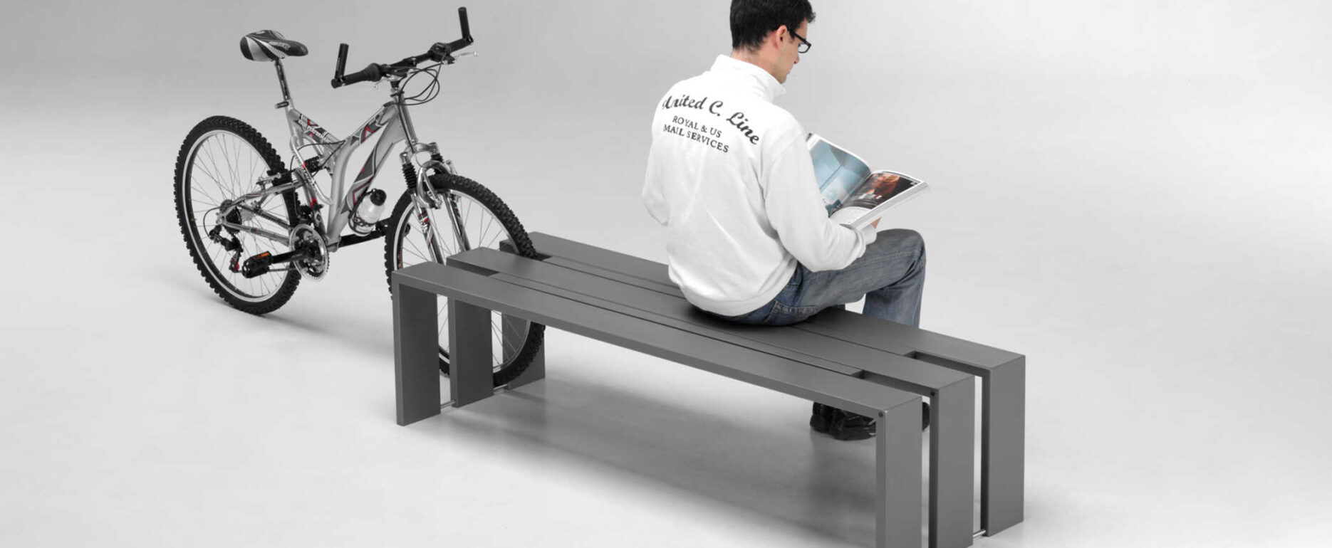 Asiento con aparcabicicletas TOSO para parques y espacios públicos