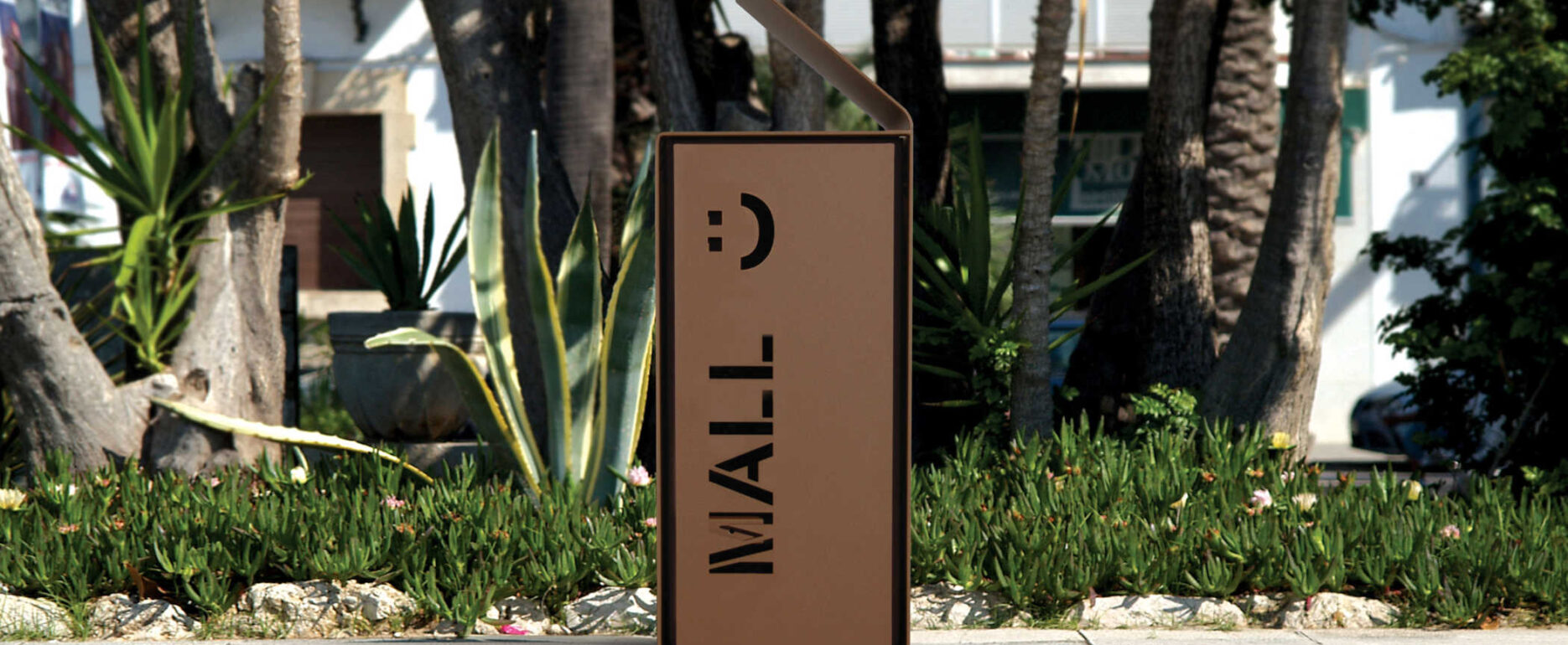 papelera con tapa YES para parques y espacios públicos