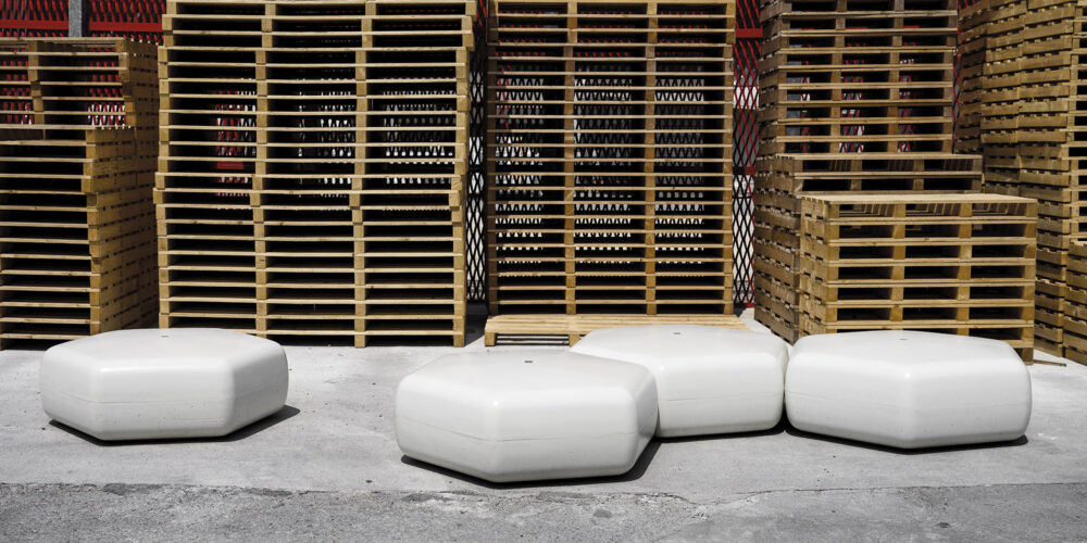 Asiento modular FRANK en HPC para mobiliario urbano exterior