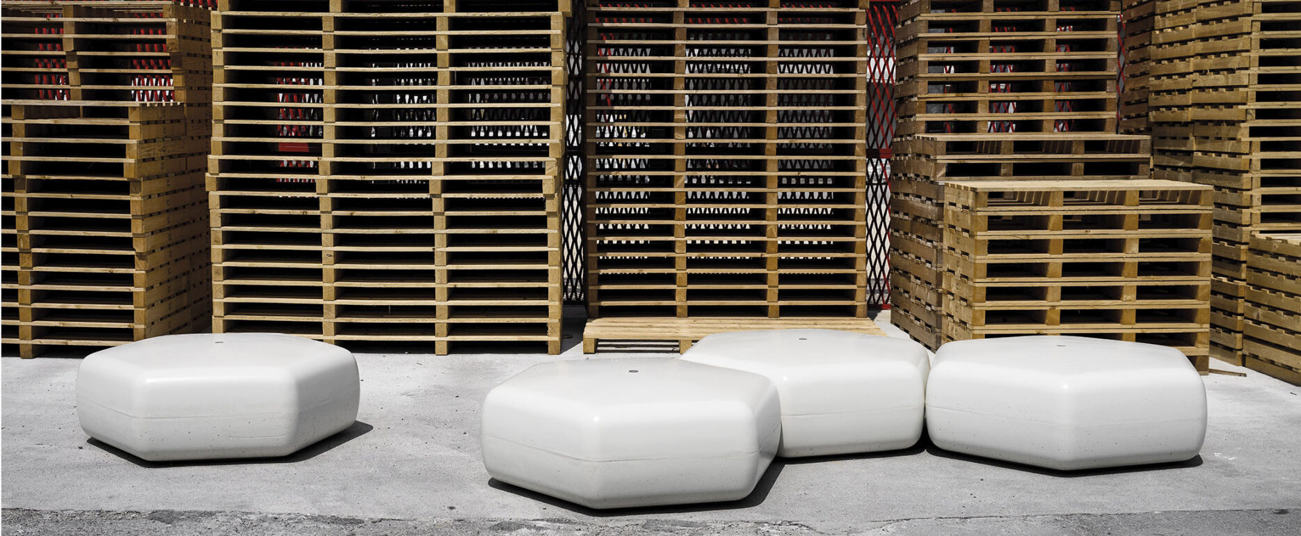 Asiento modular FRANK en HPC para mobiliario urbano exterior