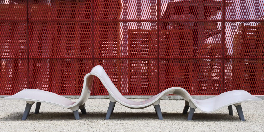 Banco modular KORE para parques y espacios públicos