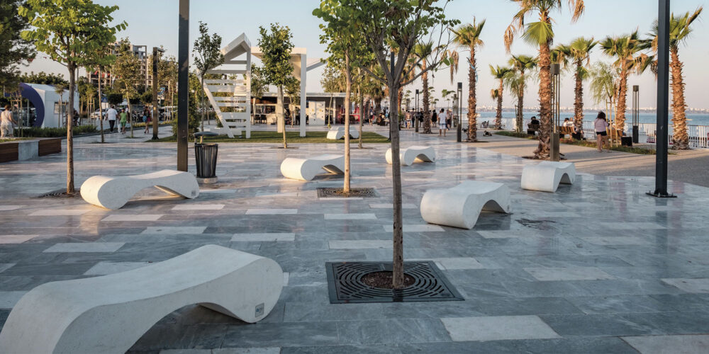 Asiento monolítico RIVOLA para parques y espacios públicos