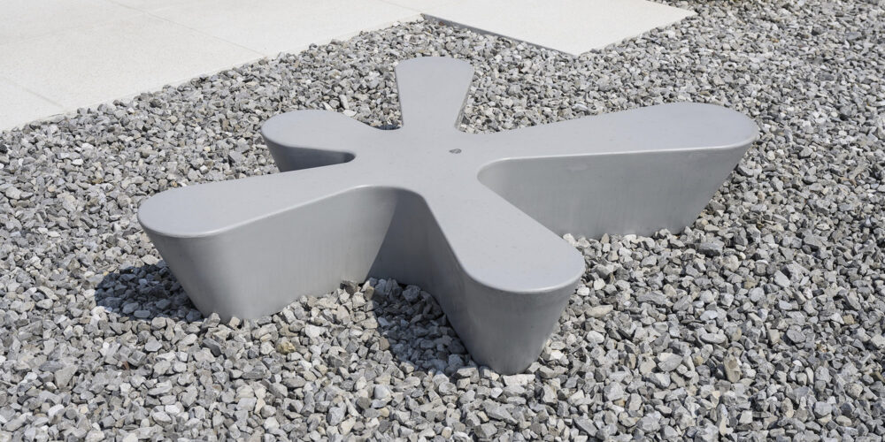 Banco monolítico SPLASH para parques y espacios públicos