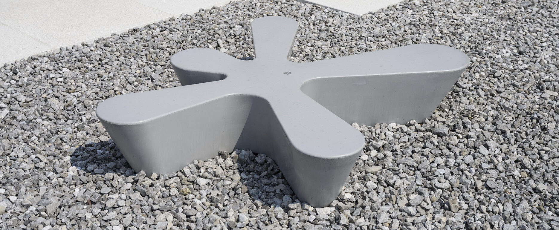 Banco monolítico SPLASH para parques y espacios públicos