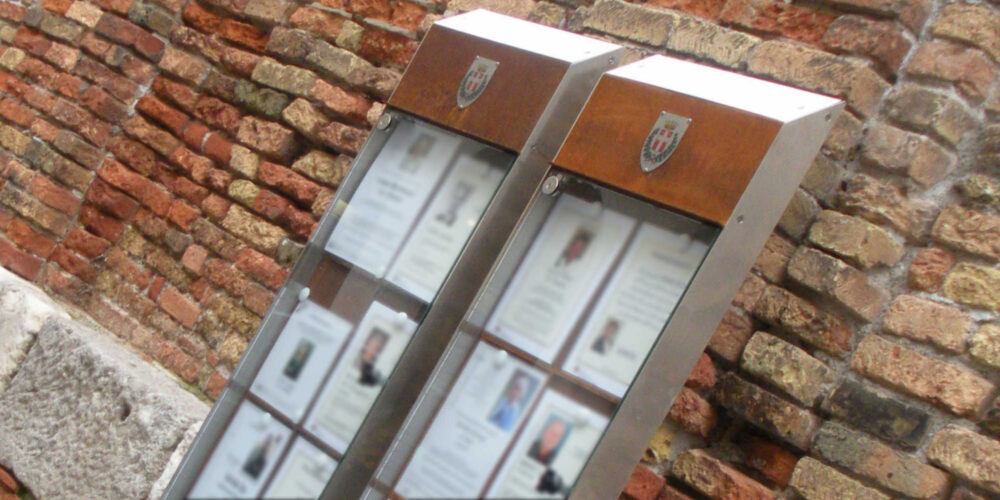 Expositor ANNUNCI para parques y espacios públicos