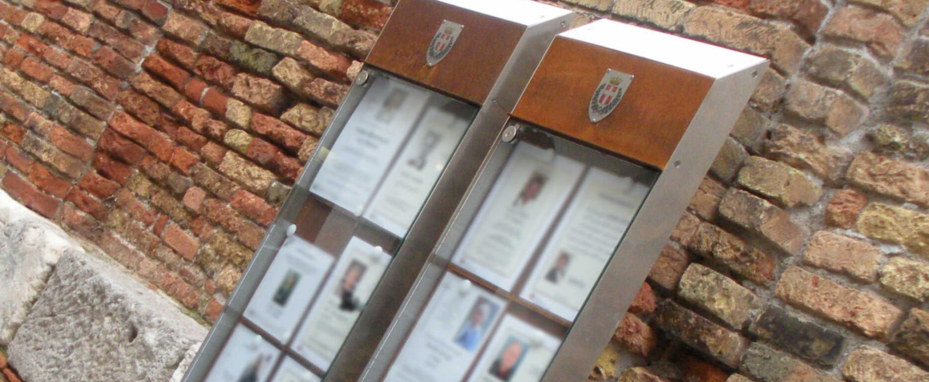 Expositor ANNUNCI para parques y espacios públicos