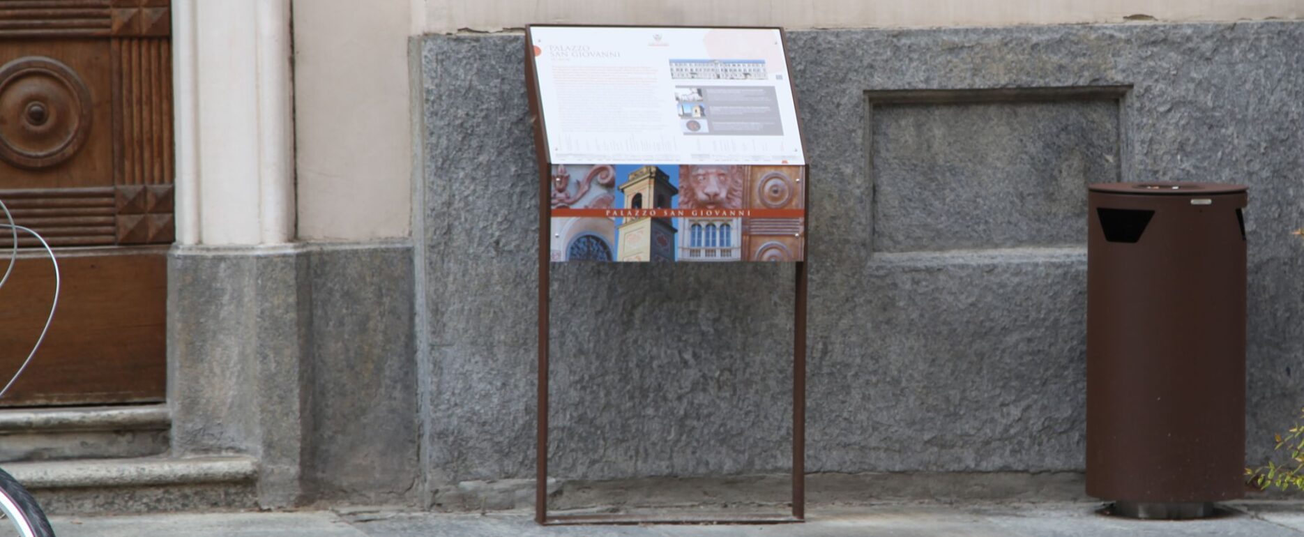 Panel informativo LEGGIO para parques y espacios públicos