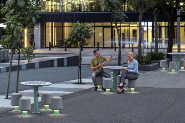 Mesas y asientos urbanos KYOD