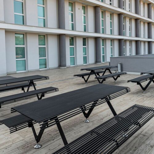 Mobiliario urbano mesa modular colección AIR-A instalado en campus universitario, Disset Urban
