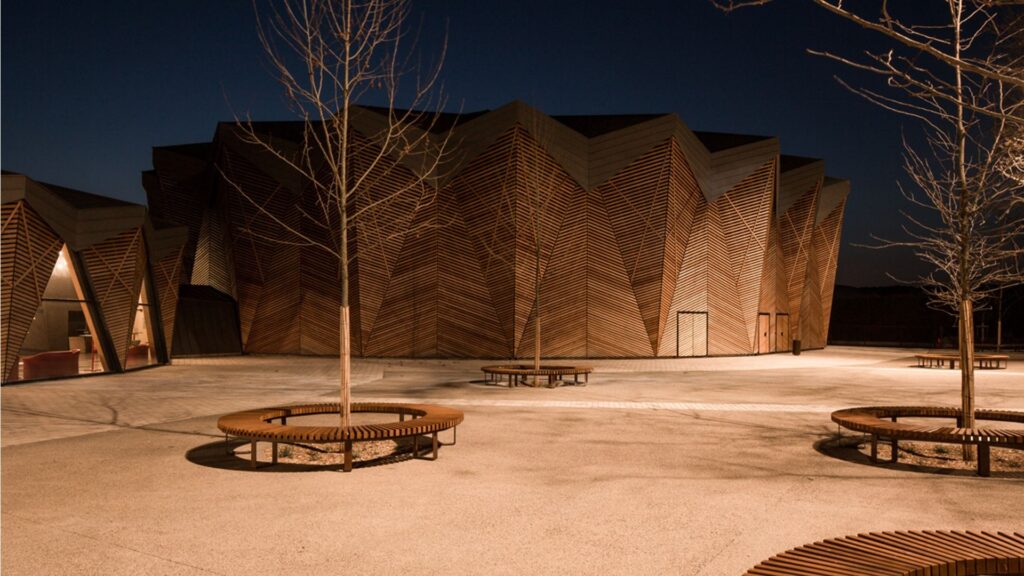 Edificio moderno con diseño geométrico con bancos cobra Disset Urban - Teatro Domaine de Bayssan