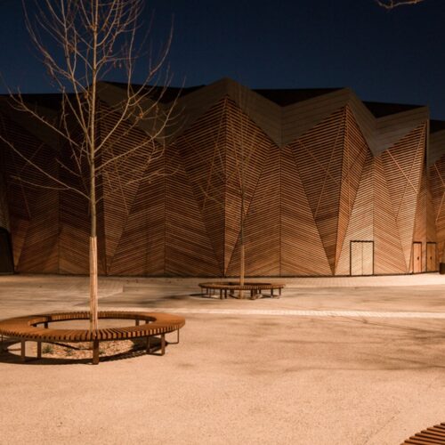 Edificio moderno con diseño geométrico con bancos cobra Disset Urban - Teatro Domaine de Bayssan