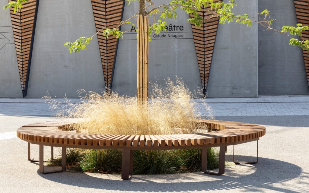 Banco cobra circular con plantas y árbol. Disset Urban