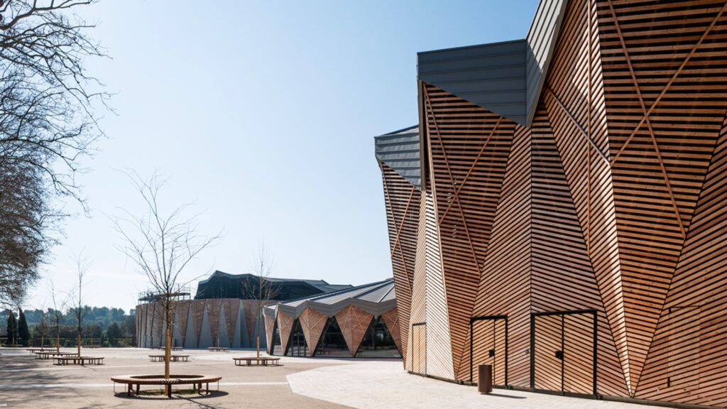 Edificio moderno con diseño geométrico, bancos cobra Disset Urban