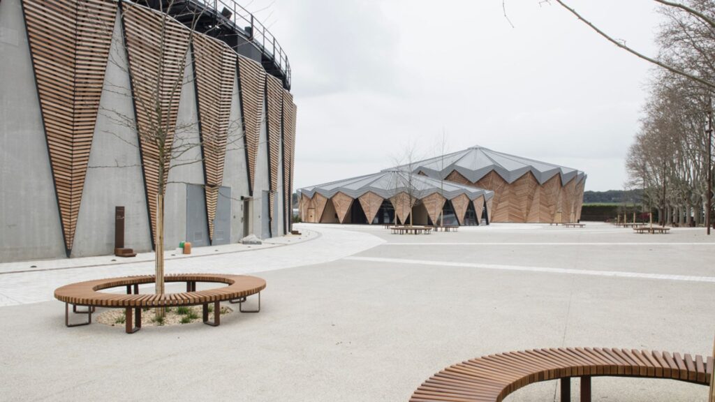 Arquitectura moderna con bancos cobra, Disset Urban