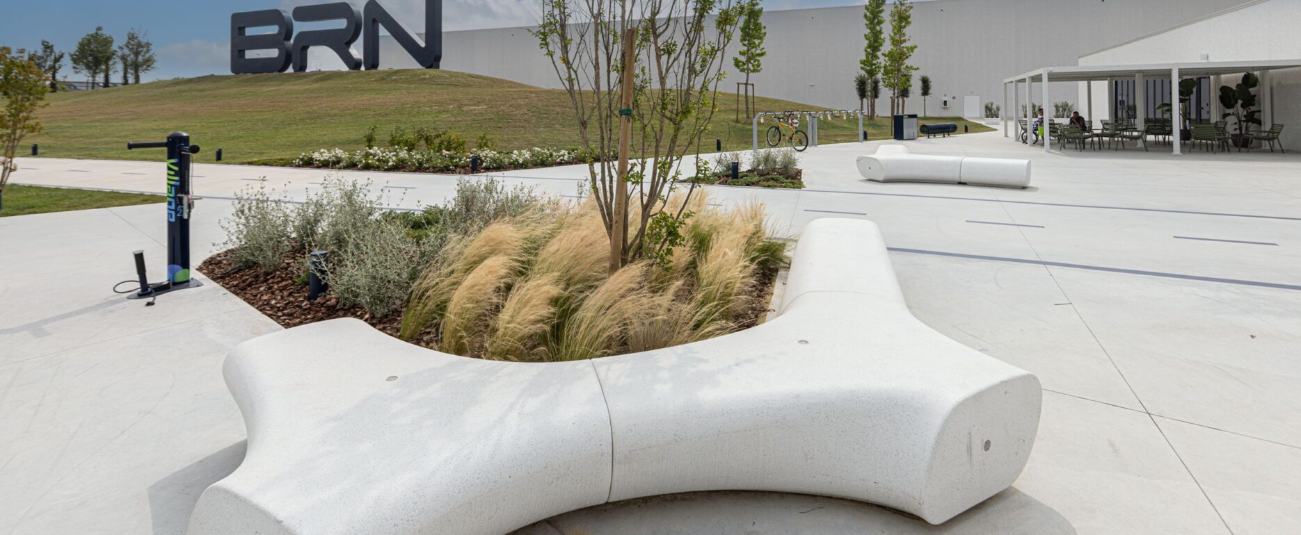 Espacio urbano moderno con vegetación, Banco TREE LINE, Disset Urban