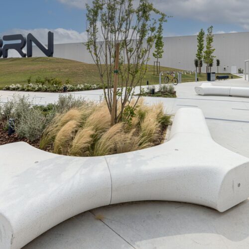 Espacio urbano moderno con vegetación, Banco TREE LINE, Disset Urban