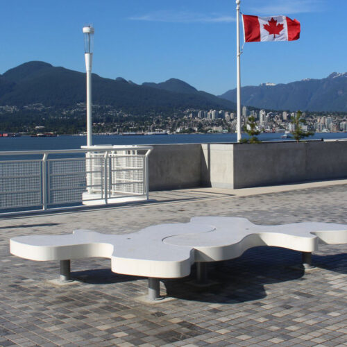 Banco en el muelle de Vancouver, Banco Monolitico NATURAL PUZZLE, Disset Urban