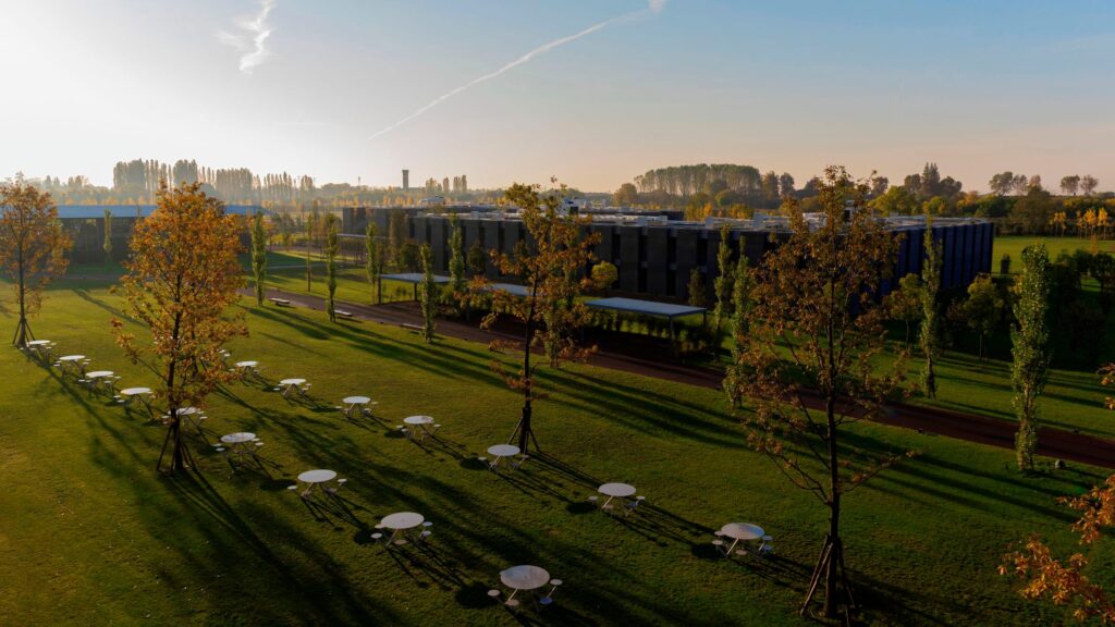 Campus universitario con mesas al aire libre, AIR CIRCLE, Disset Urban