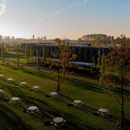 Campus universitario con mesas al aire libre, AIR CIRCLE, Disset Urban
